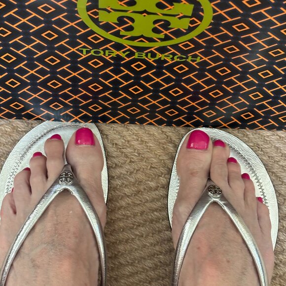 Tory Burch Chelsea Leather Flip Flop - Picture 14 of 15